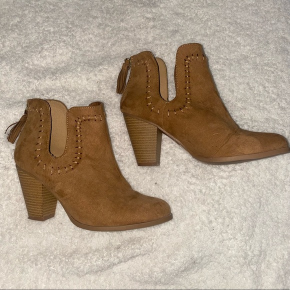 Qupid Shoes - NWOT Camel colored booties